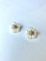 Pearlescent flower stud w/ mixed metal center