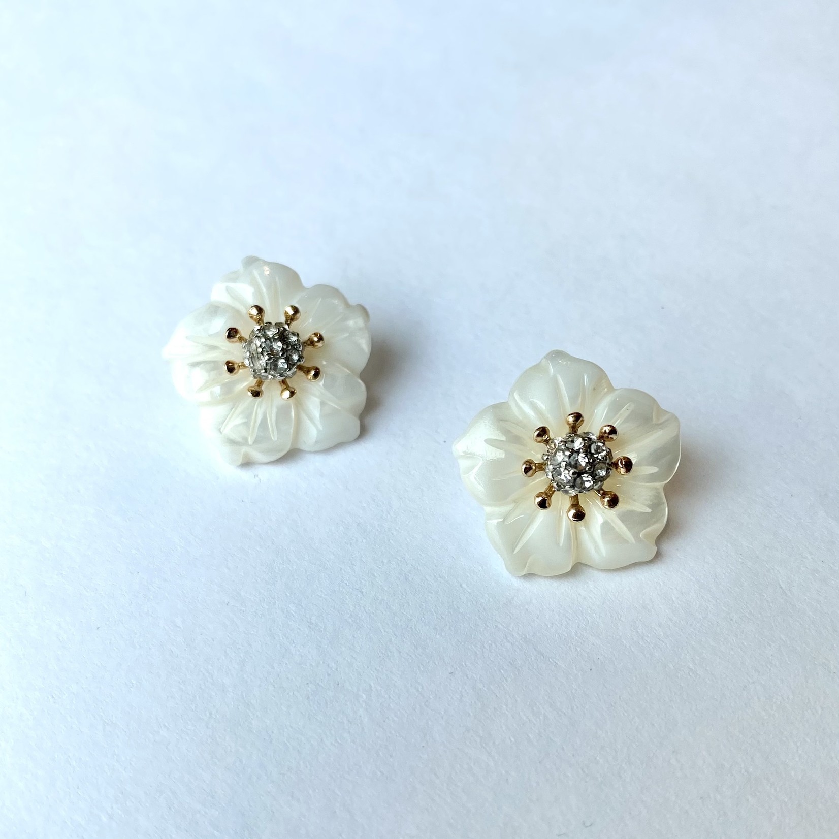 Pearlescent flower stud w/ mixed metal center