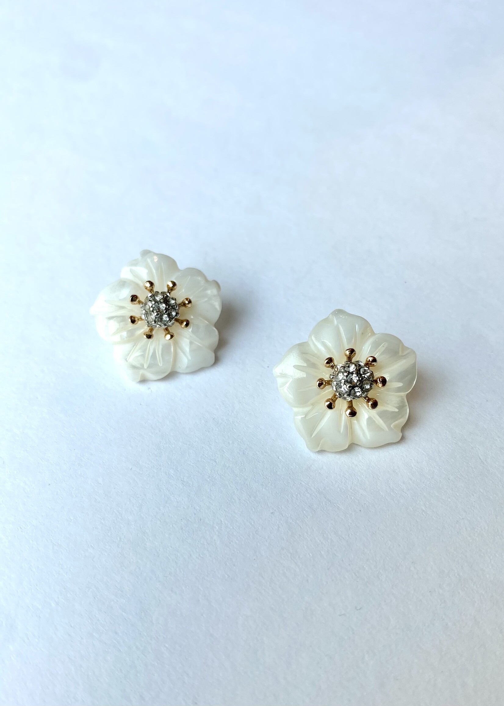 Pearlescent flower stud w/ mixed metal center
