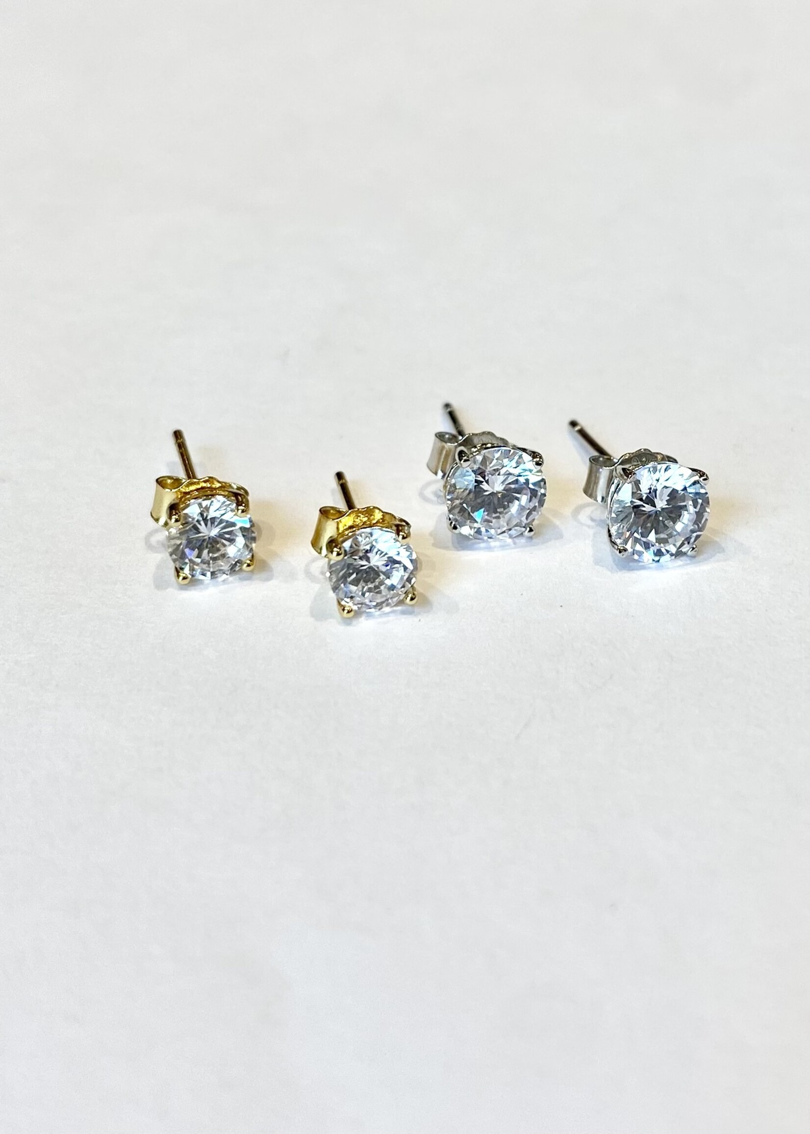 Raised setting solitaire stud earrings