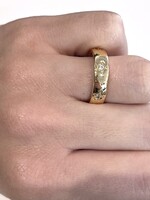 Gold band ring w/ 6 CZ stars around