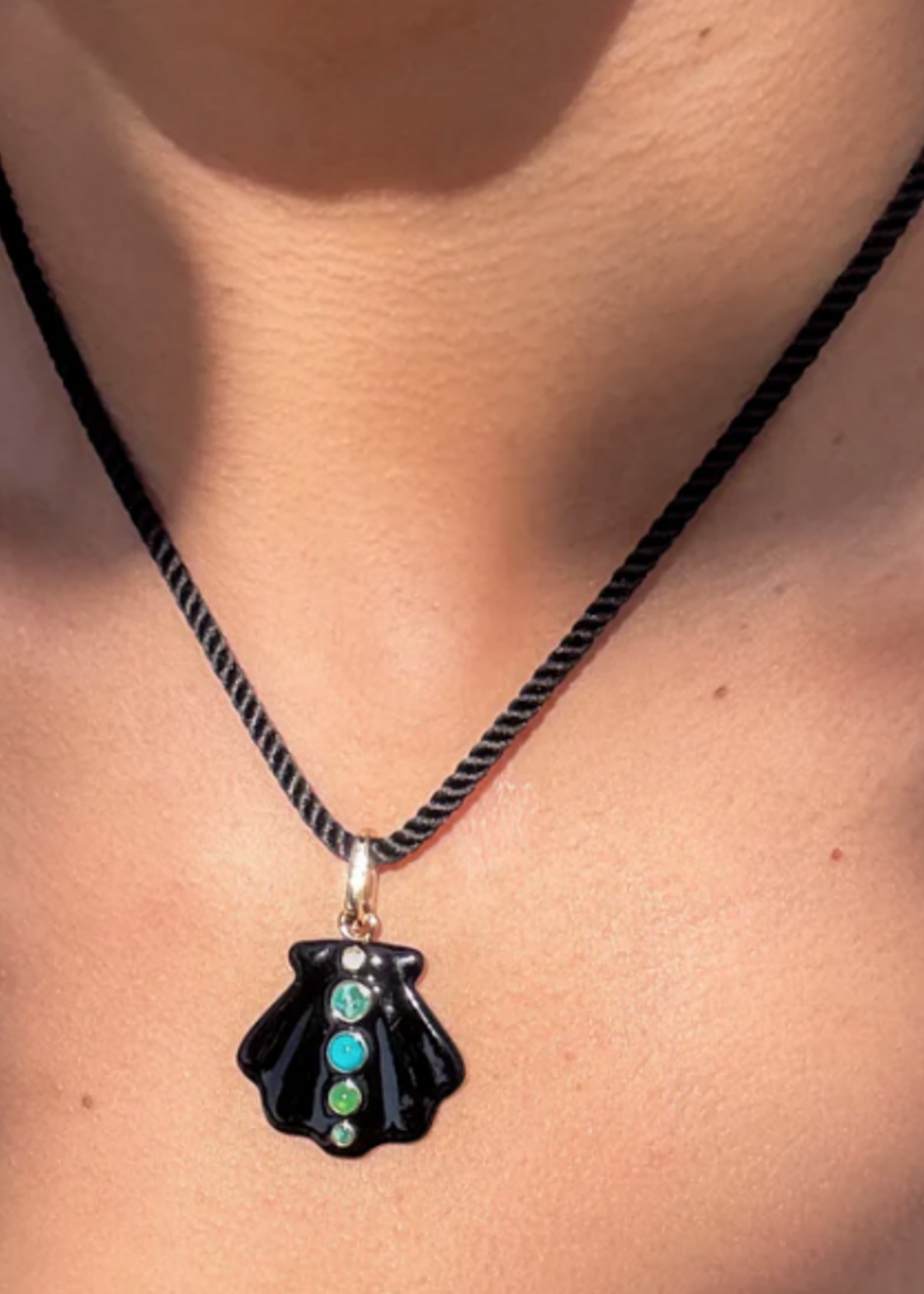 Maris Shell Clip Charm