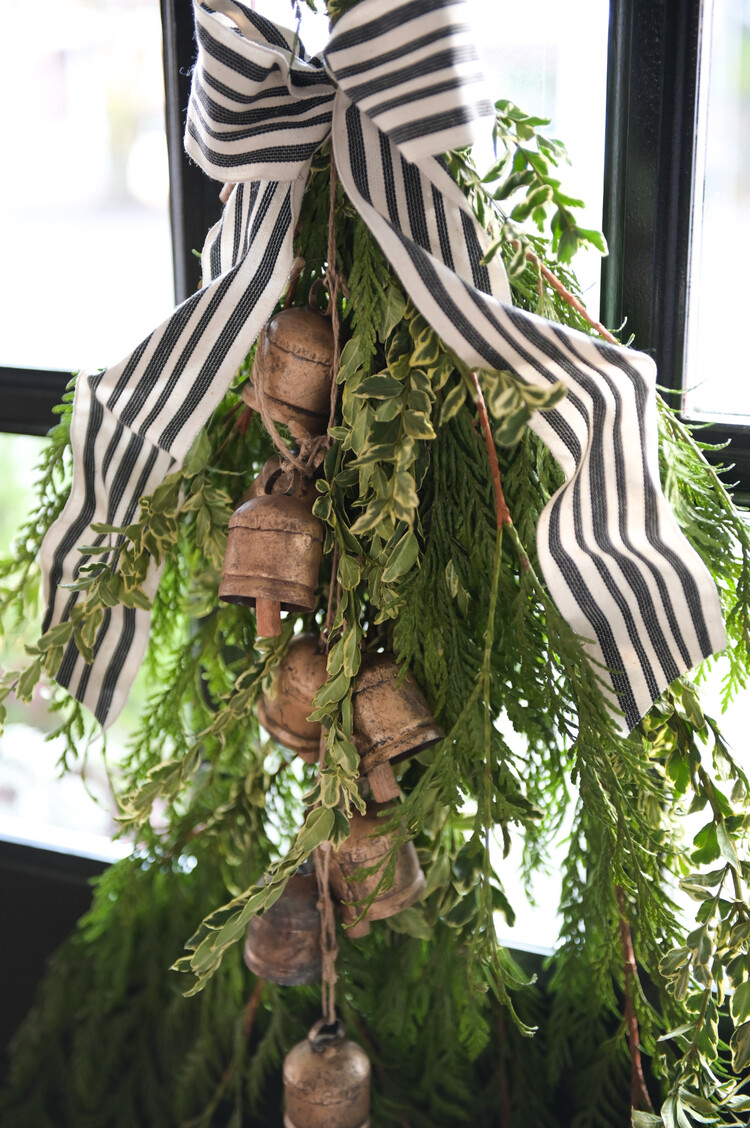 Noah Bell Garland Large (6 bells)