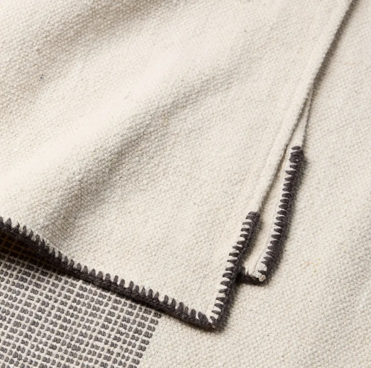 Embata Throw blanket