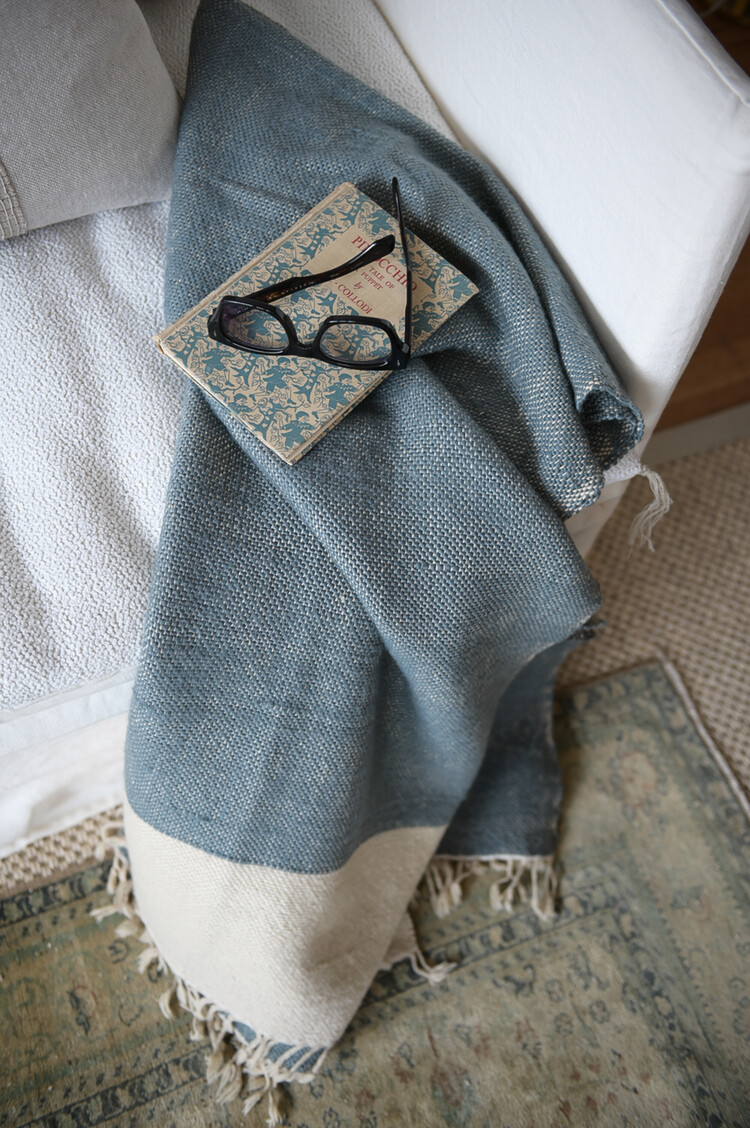 Aslopa throw blanket