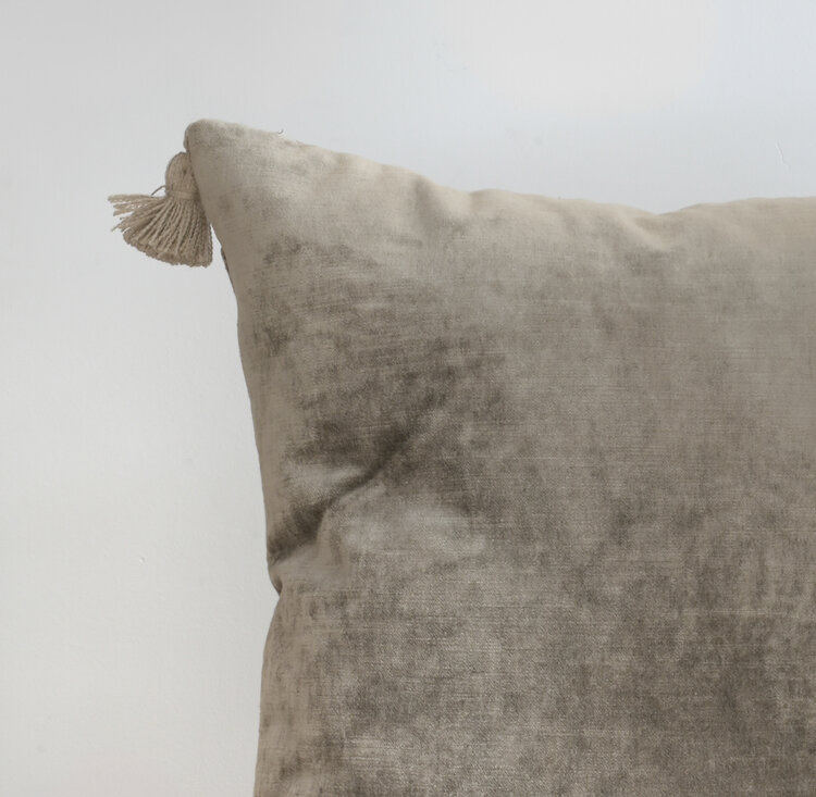 Tsar Velvet Cushion in Écorce