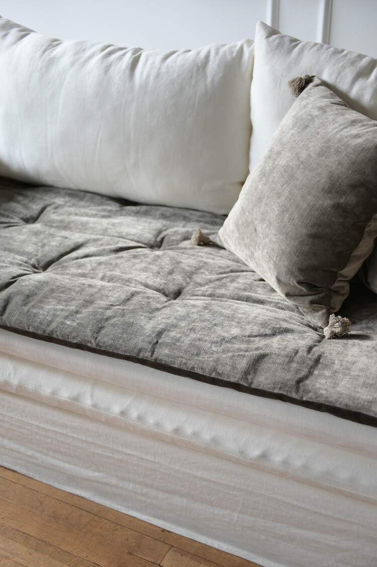 Tsar Velvet Cushion in Écorce