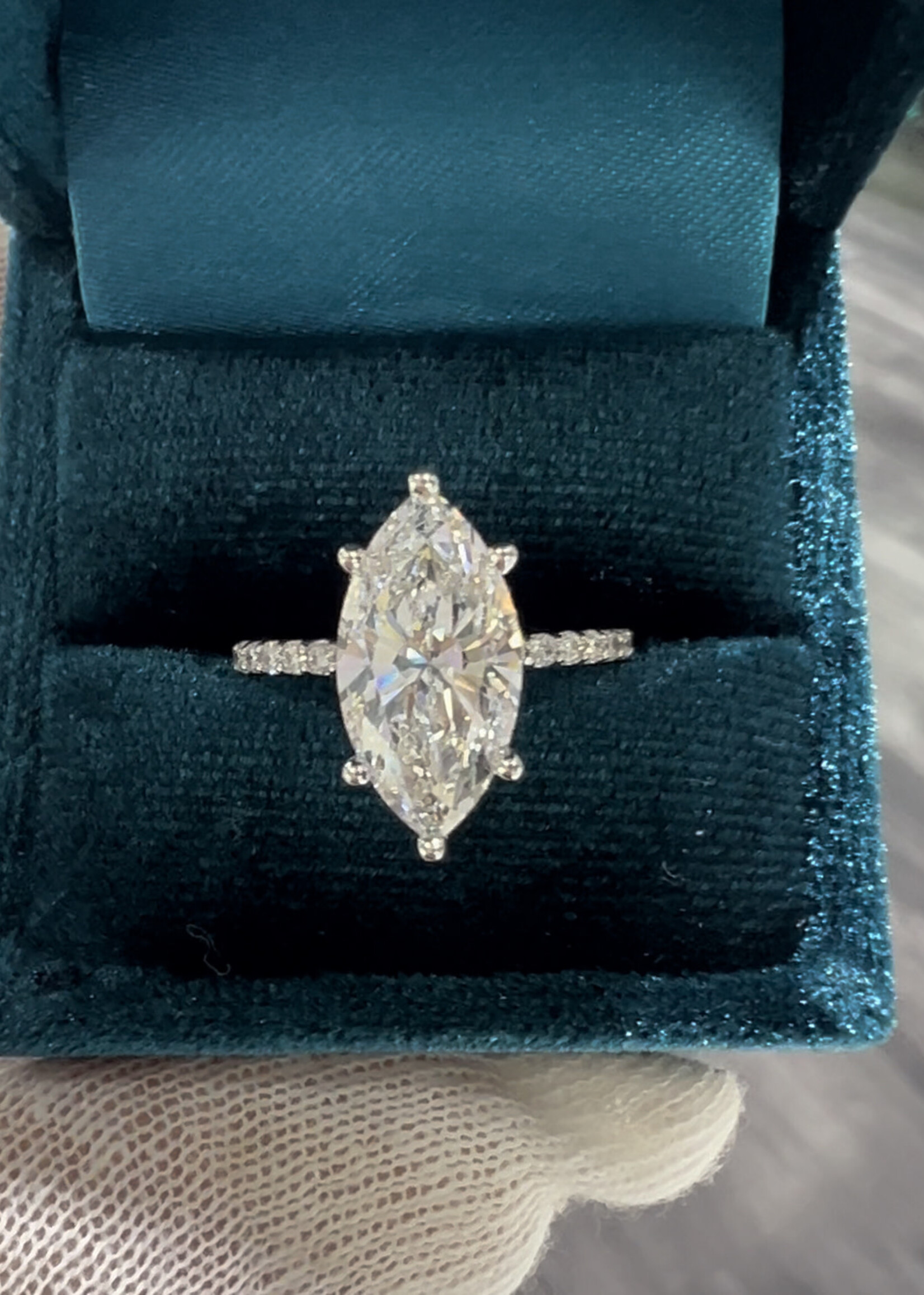 14kW 3ct LabGrown Diamond F/VS1 Marquise cut with Hidden Halo