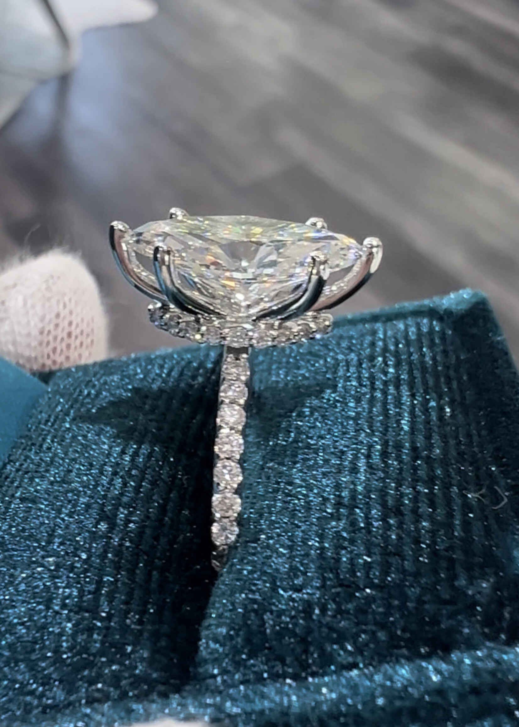 14kW 3ct LabGrown Diamond F/VS1 Marquise cut with Hidden Halo