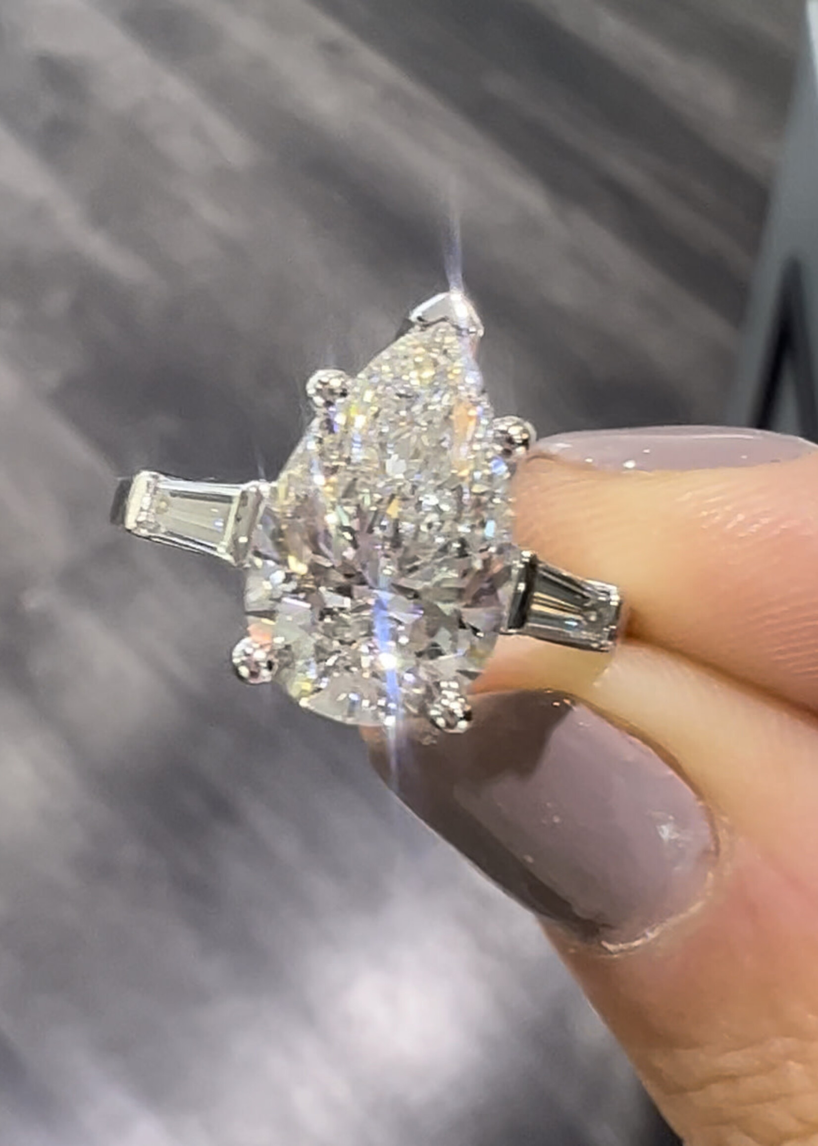 ASH 14kW 3ctw LabGrown Pear Cut Diamond F,VS1 with LabGrown Baguette Cut Diamond Sides