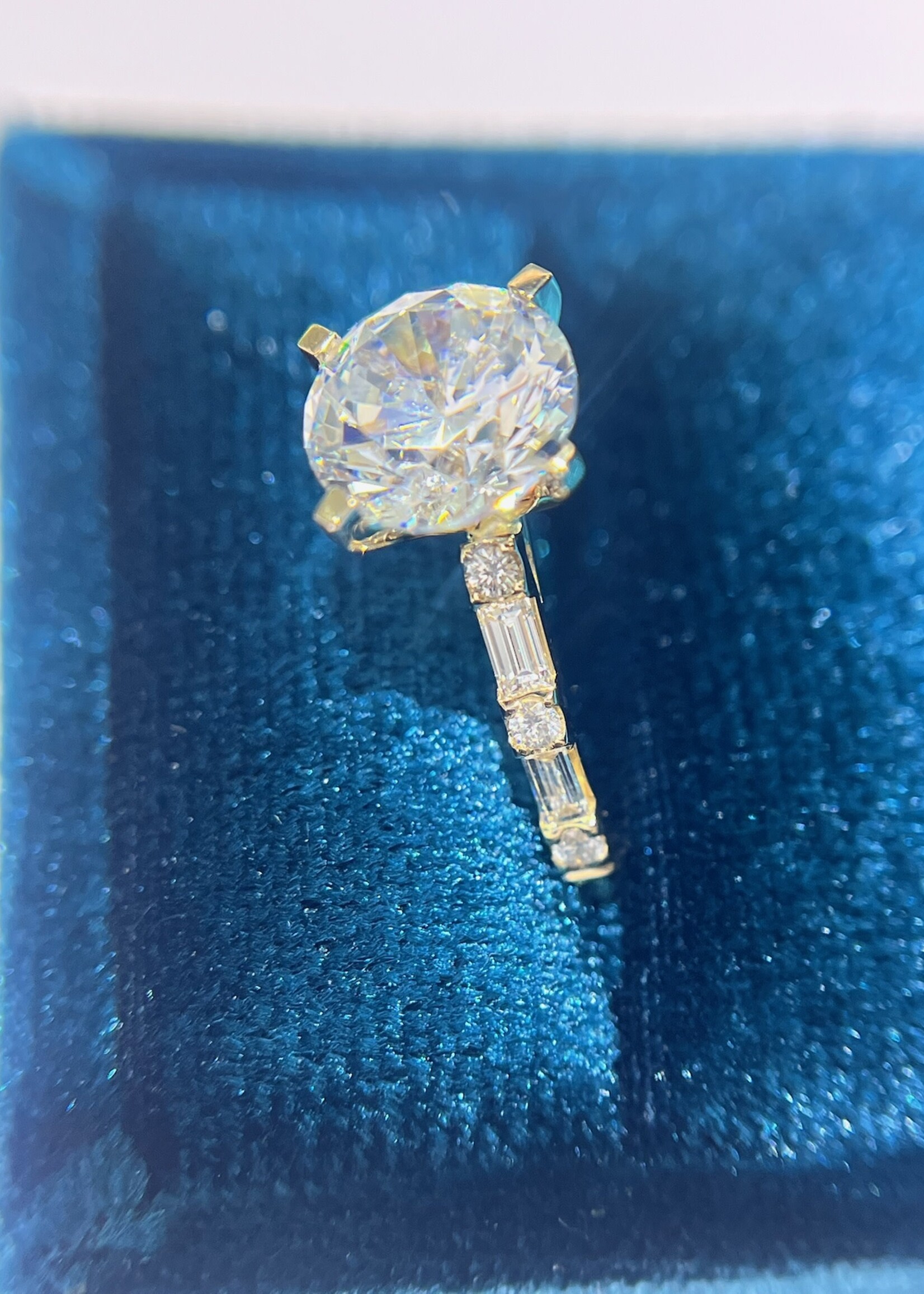 14kY 1/5ctw Baguette cut & 1/8ctw Rounds Natural Diamonds.