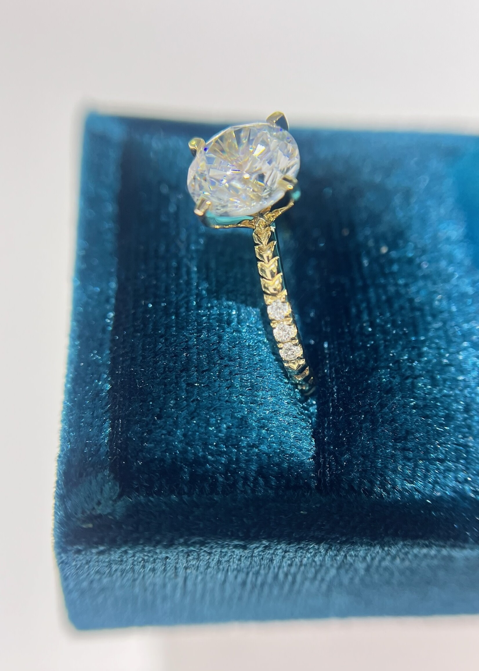 14kY Setting 1/10ctw with gold details.
