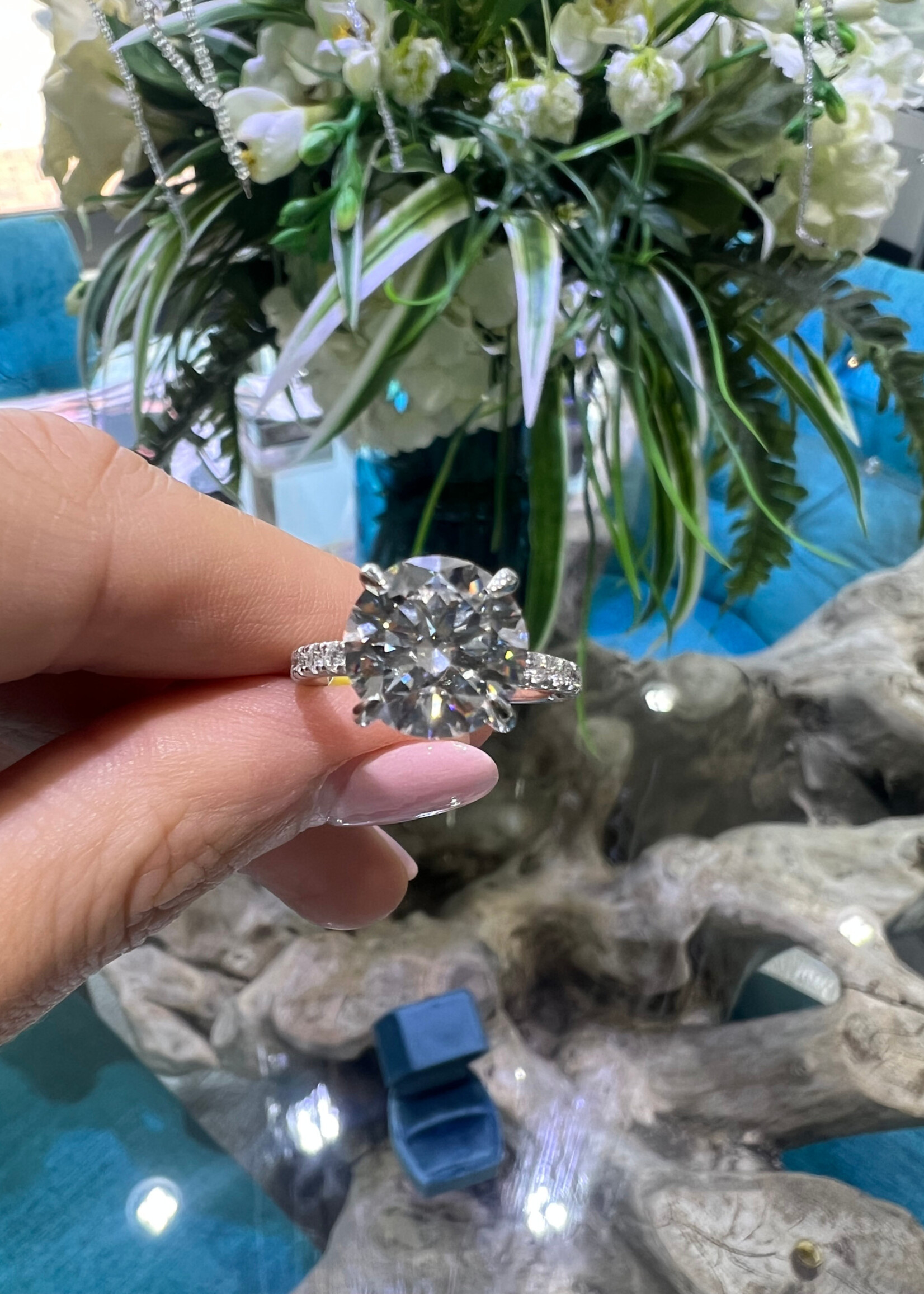 ASH 14kW 4ct LabGrown Diamond Center F/VS2 with Diamond Setting/Hidden Halo .63ctw