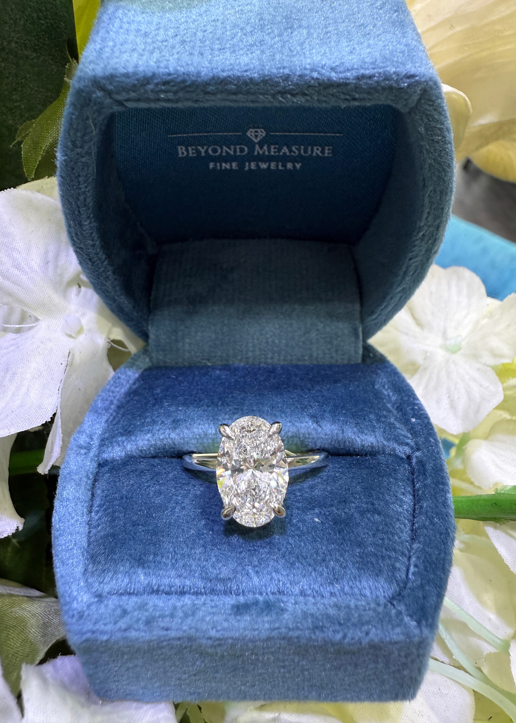 Centurian 14kWhite Gold 3.10 LabGrown Oval Cut diamond F/VVS2 solitaire + hidden halo
