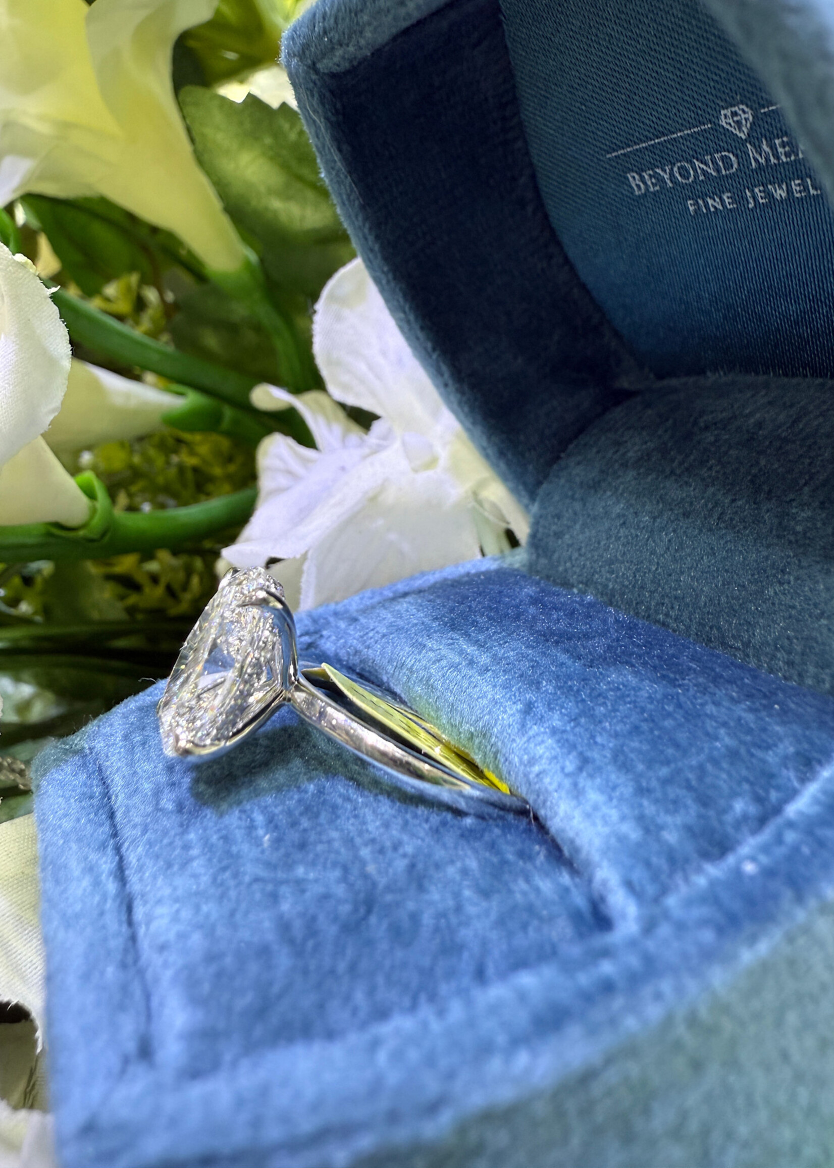 Centurian 14kWhite Gold 3.10 LabGrown Oval Cut diamond F/VVS2 solitaire + hidden halo