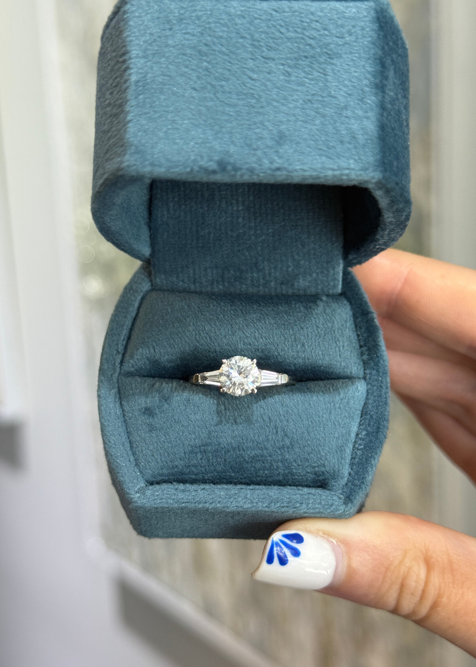 14kW 1.26ct Round Naturally Mined Diamond H/SI3 EGL Report with baguette cut sides stones.