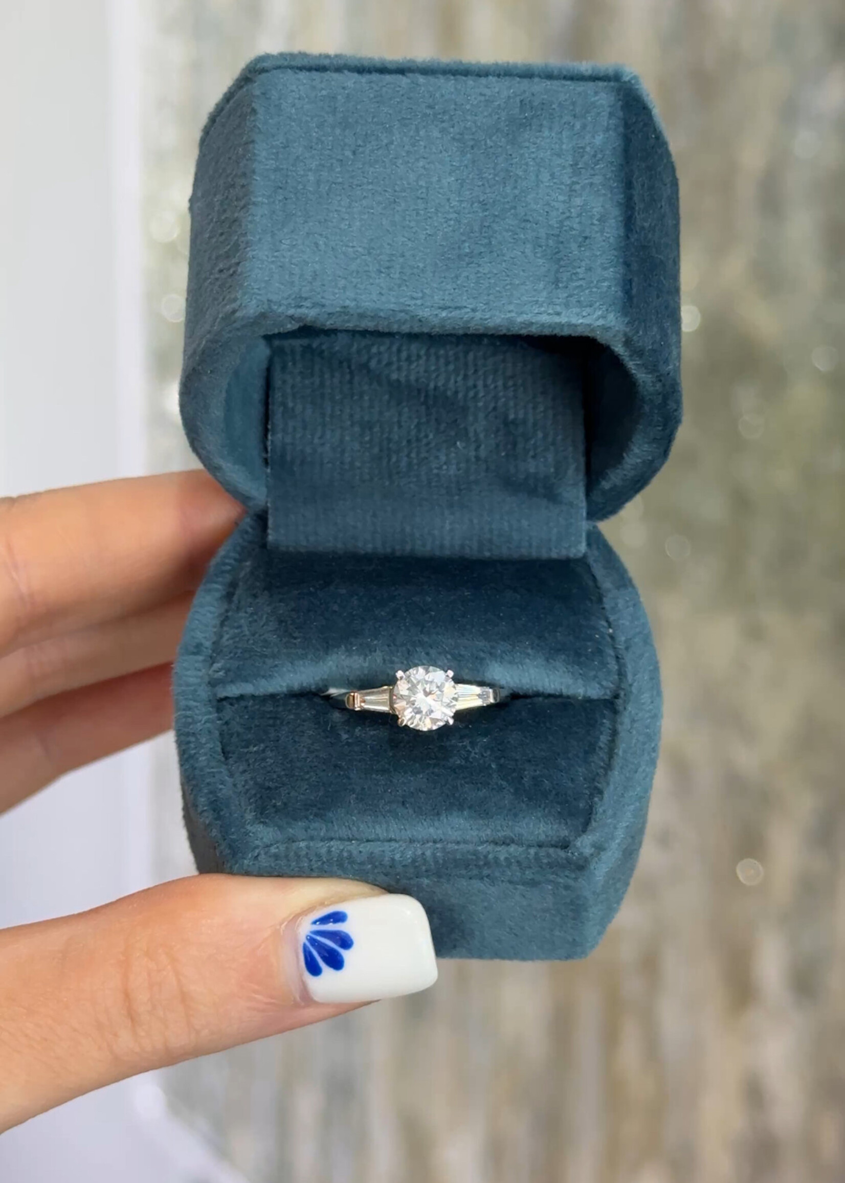 14kW 1.26ct Round Naturally Mined Diamond H/SI3 EGL Report with baguette cut sides stones.