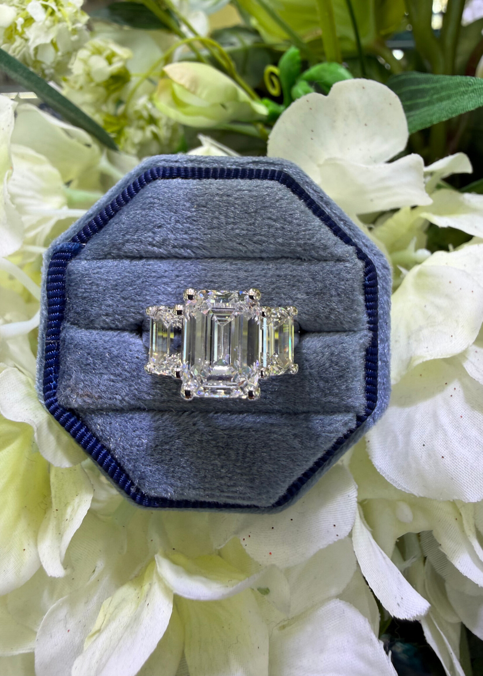 14kW 4ct LabGrown Emerald Cut with 1ct LabGrown Emerald cut on Each side E/VS1 IGI 691589336
