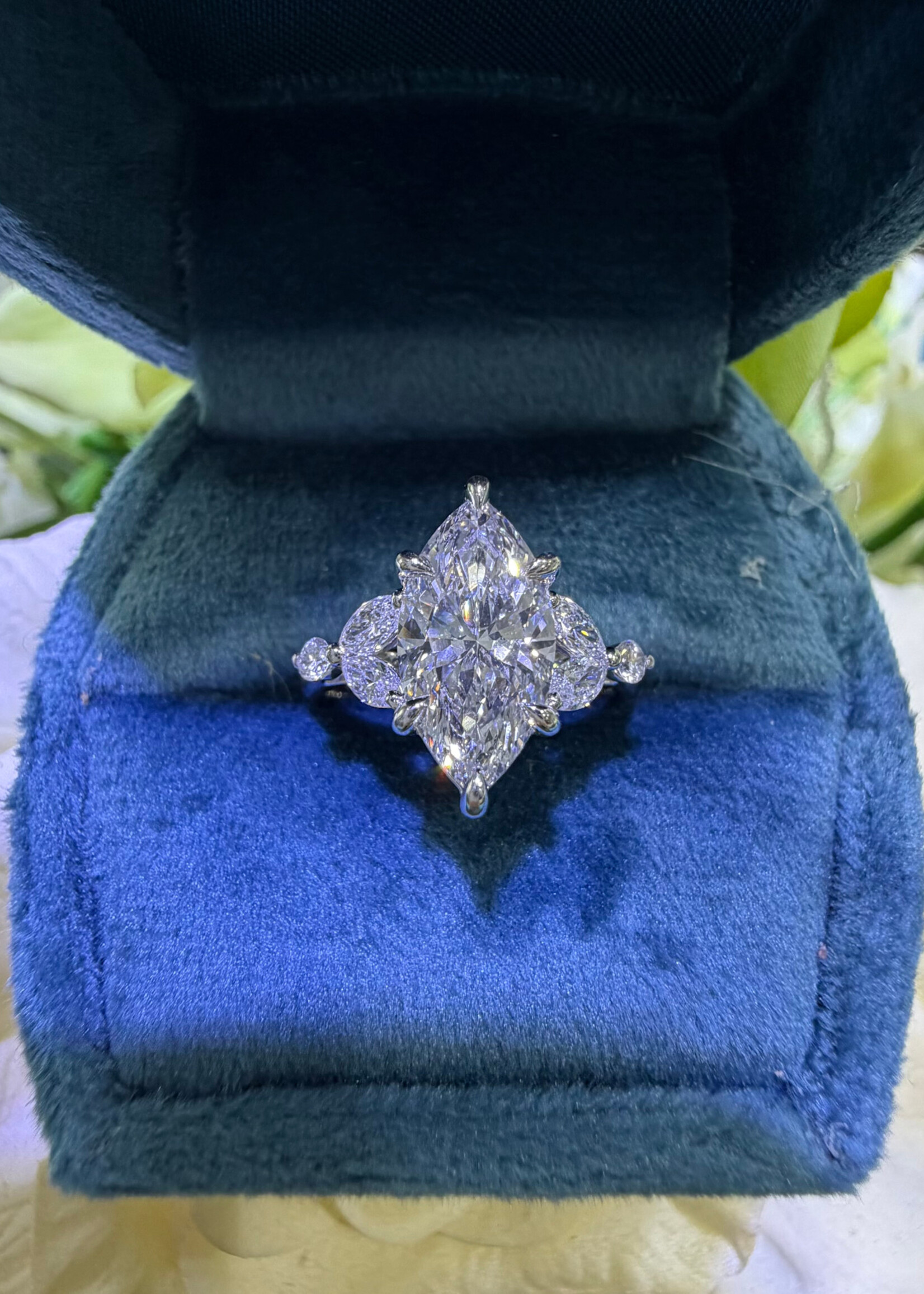 14kW 2ct Marquise cut Lab Grown diamond F,VS1 1/4ctw Marquise + 1/10ctw Rounds