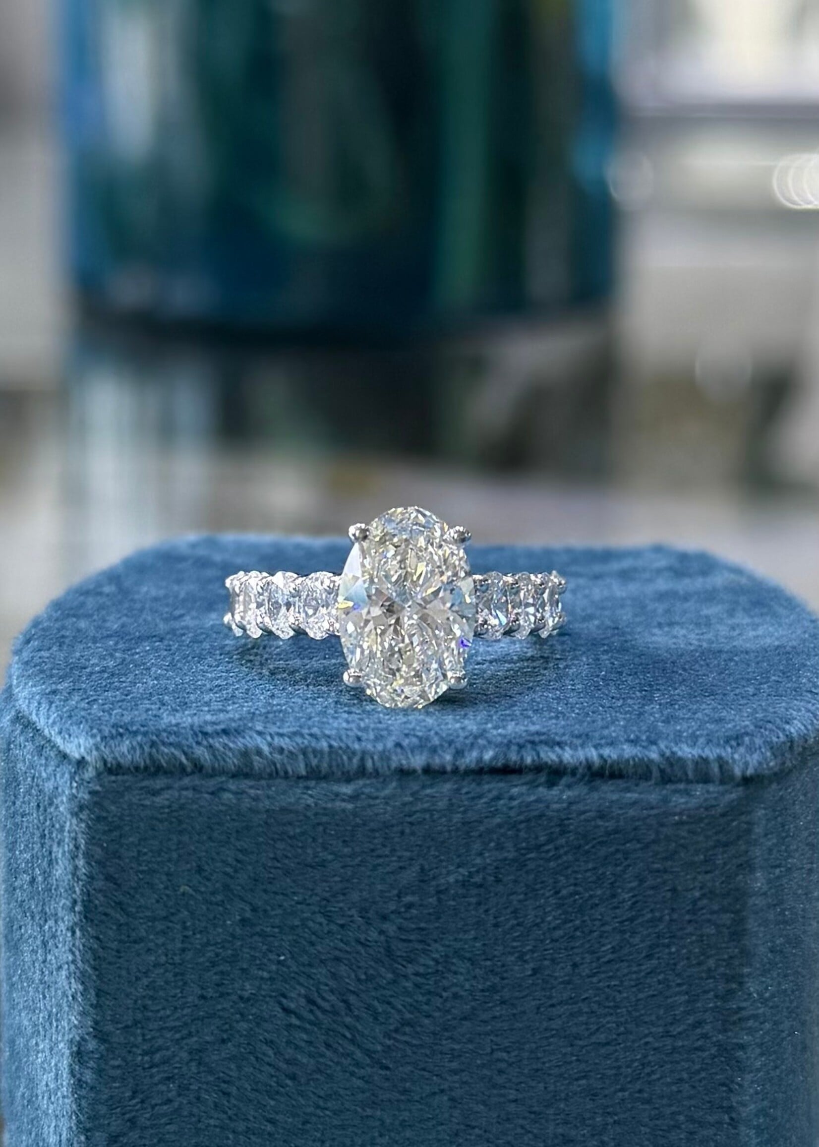 14kW 3ct LabGrown Oval Cut Diamond F,VS1 1.20ctw oval cut side stones.