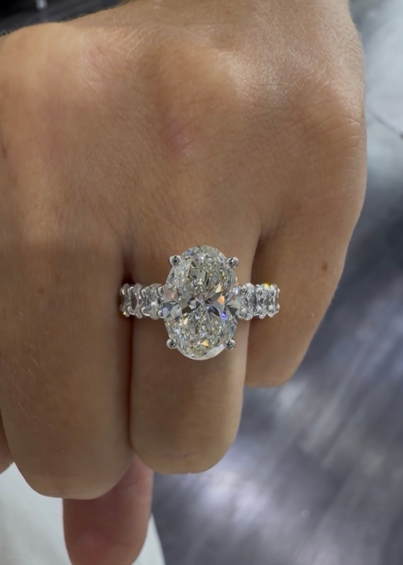 14kW 3ct LabGrown Oval Cut Diamond F,VS1 1.20ctw oval cut side stones.