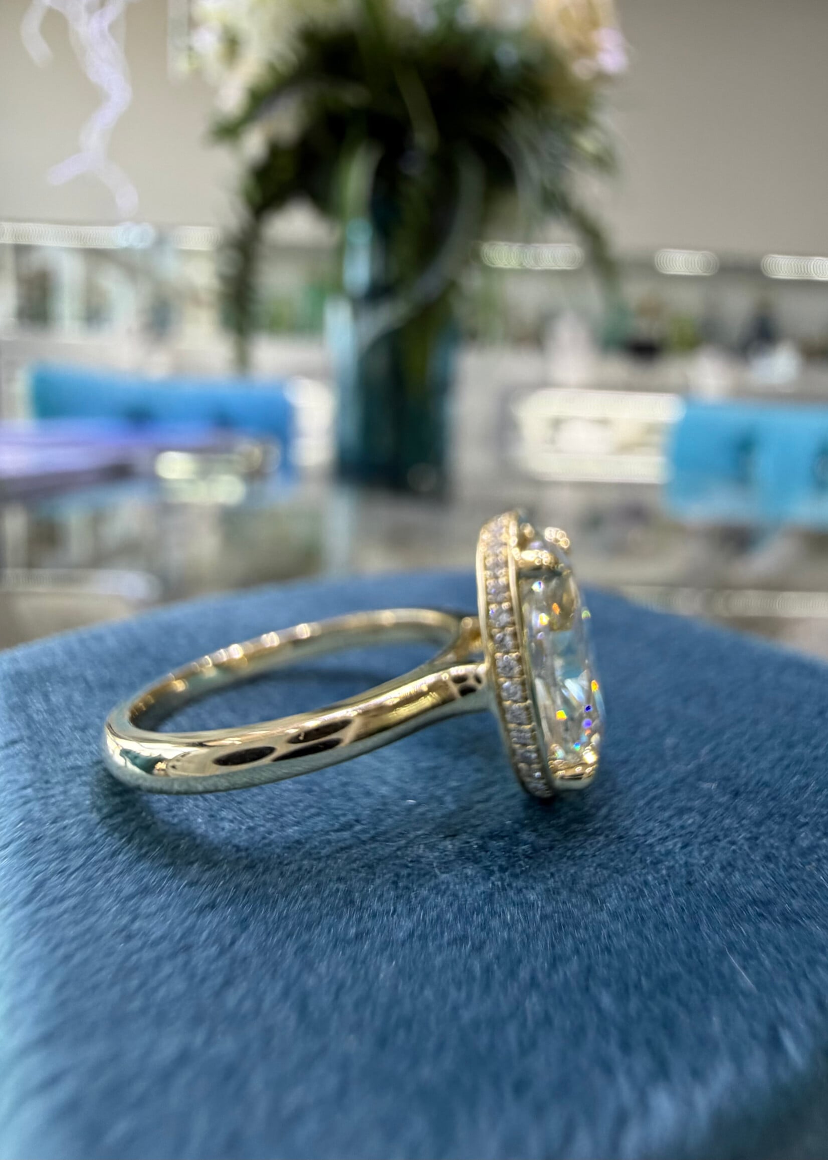 14kY 3ct LabGrown Oval Cut Diamond F,VS1 with hidden halo