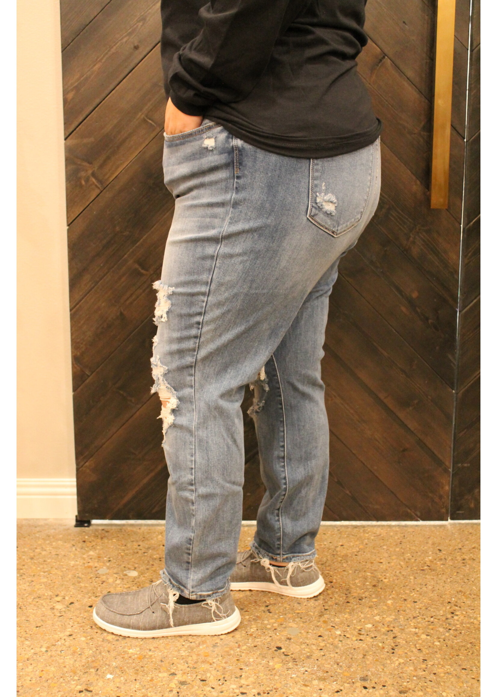 Mid-Rise Destroyed Boyfriend Fit