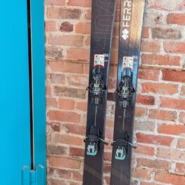 Skis haute route Pionnier 104 164cm + fixation cruise demo + peaux Climb 2.0 Pomoca (usagé)