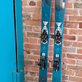 Skis haute route Hustle 9 - 157cm + Fixation rotation test + peaux Climb 2.0 (usagé)