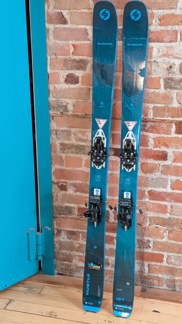 FLOTTE LOC CHIC 24-25 - Skis haute route Hustle 9 - 157cm + Fixation rotation test + peaux Climb 2.0 (usagé)