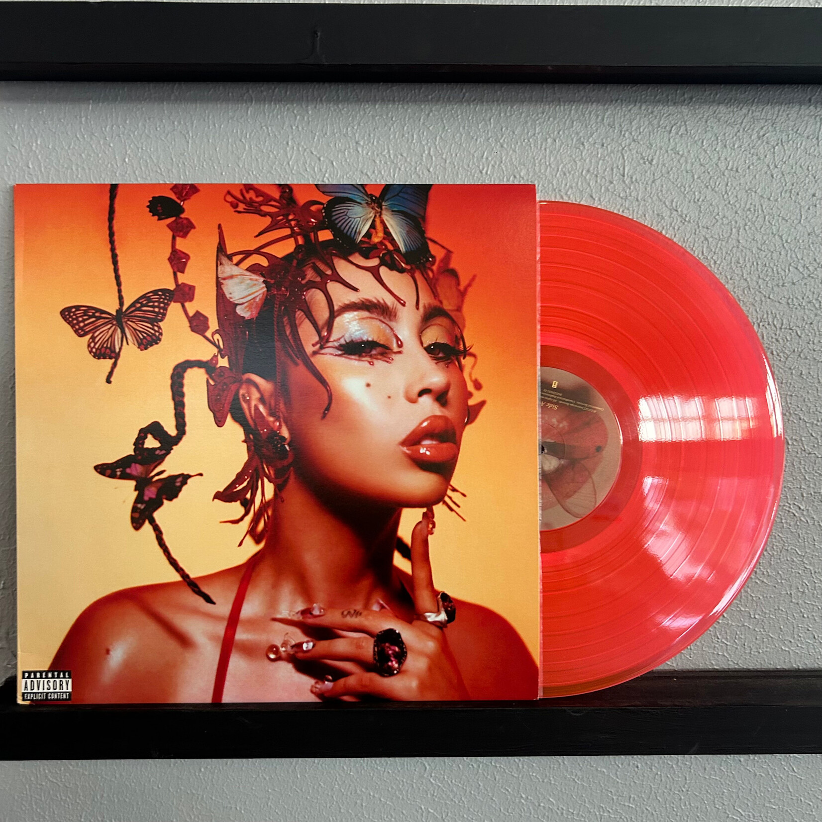 Geffen Kali Uchis - Red Moon In Venus (LP) [Salmon] {VG/VG+}