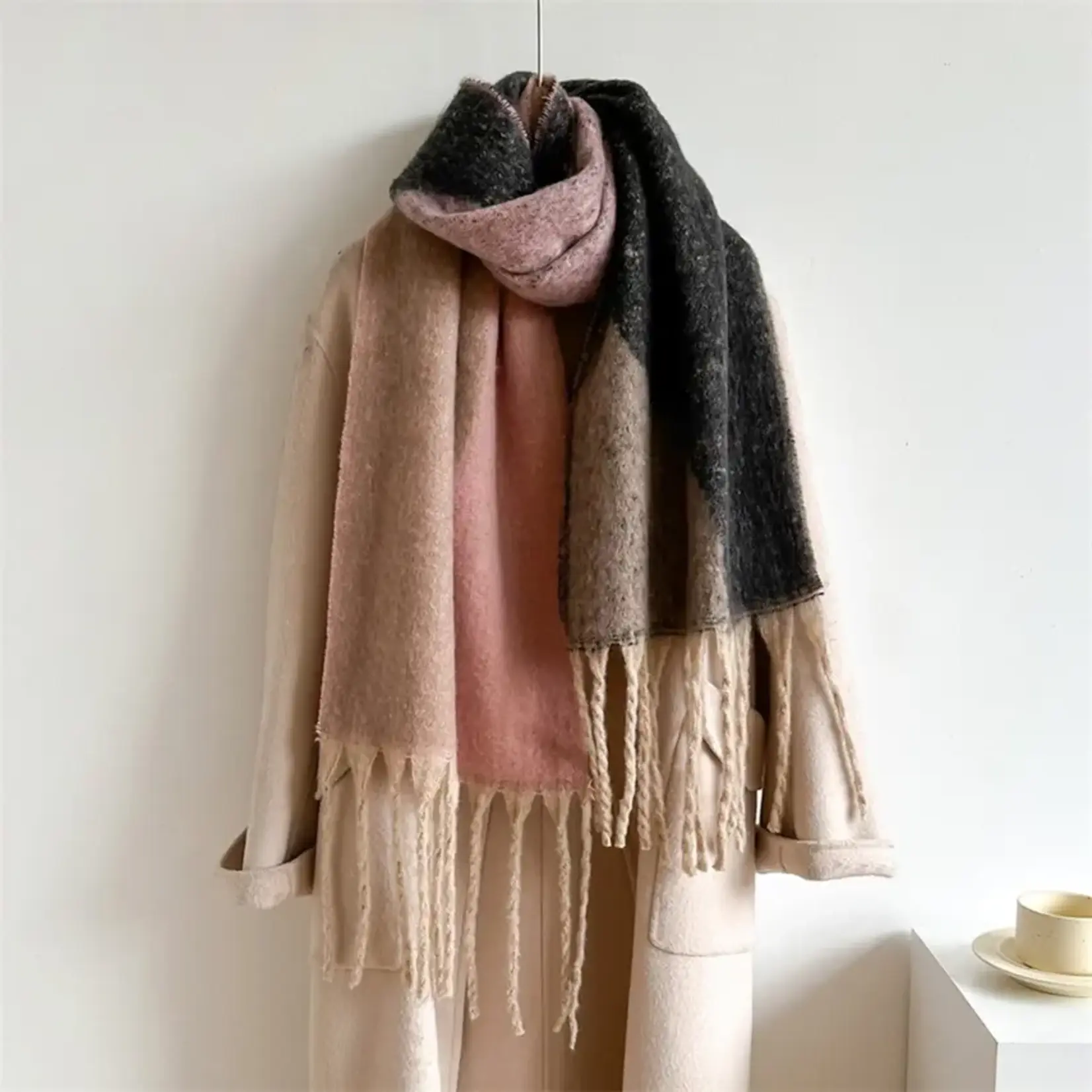 GEOMETRIC FRINGE WOOL SCARF BLK PINK