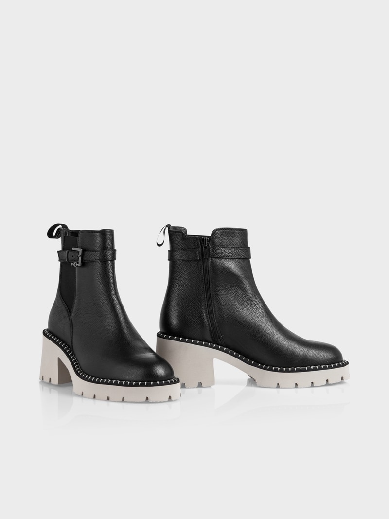 Elegant bootie with block heel