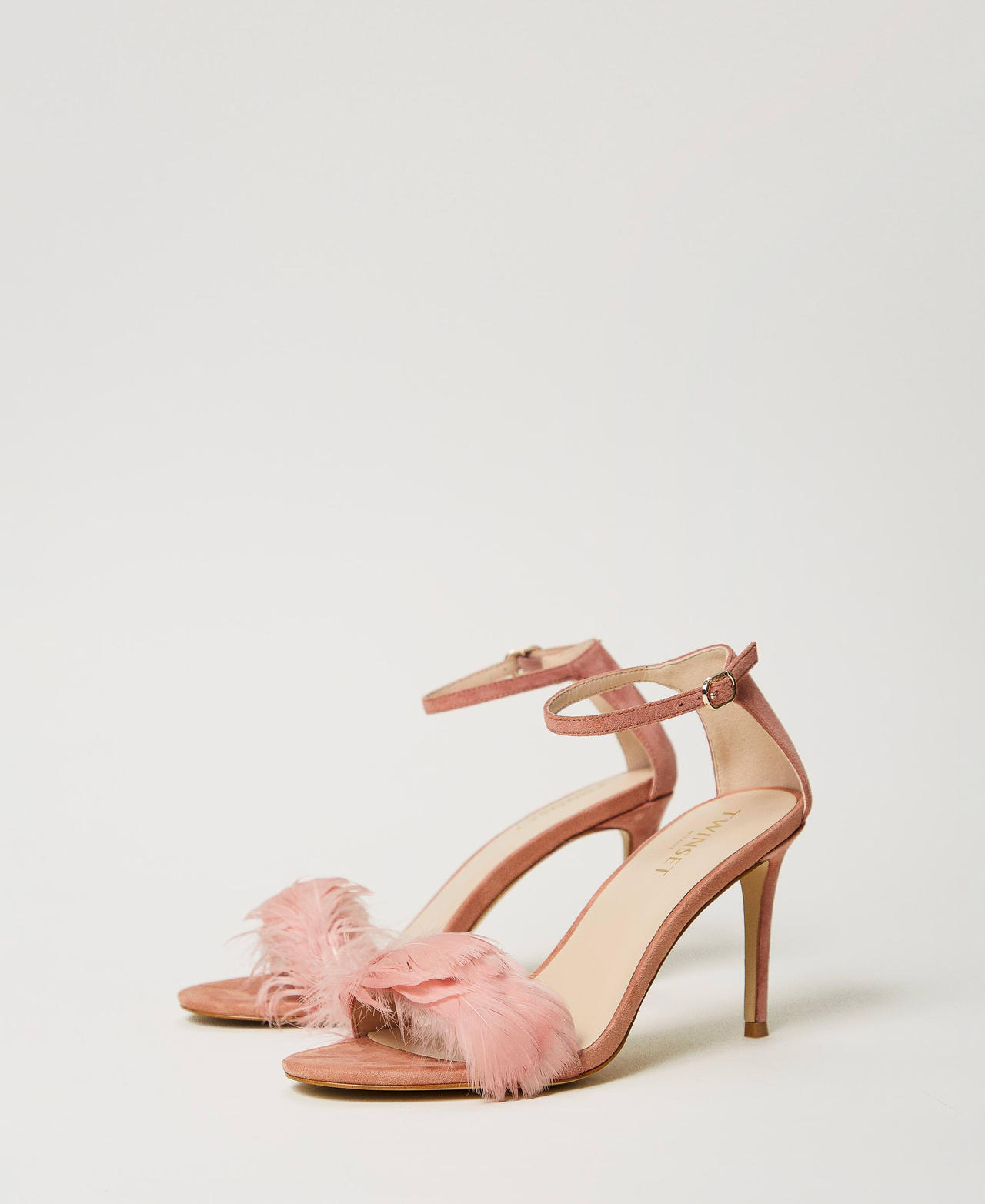 Leather sandals with feathers