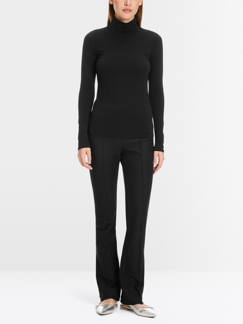 Delicate turtleneck with roll-down collar