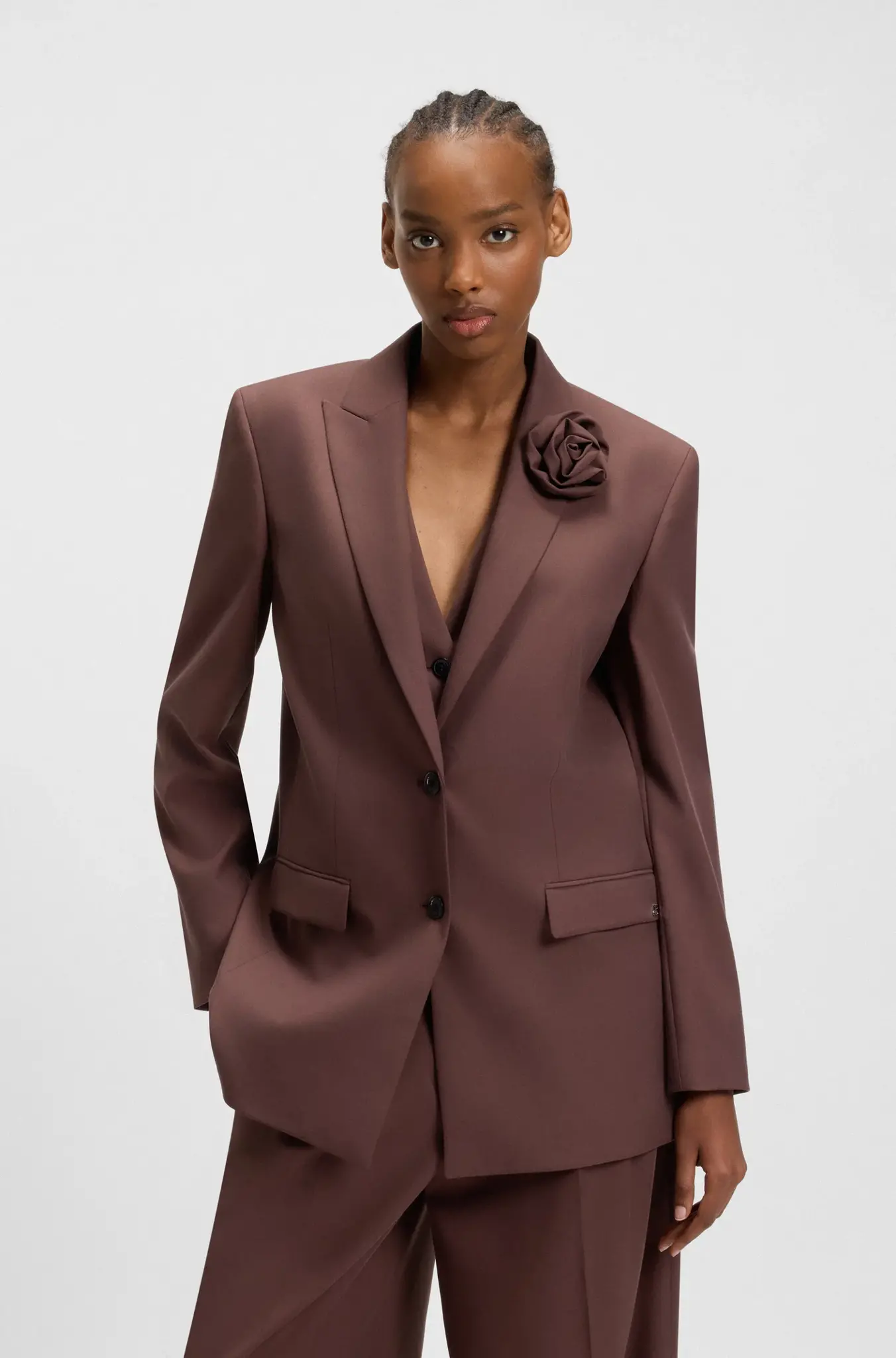 Relaxed-fit blazer with flower brooch