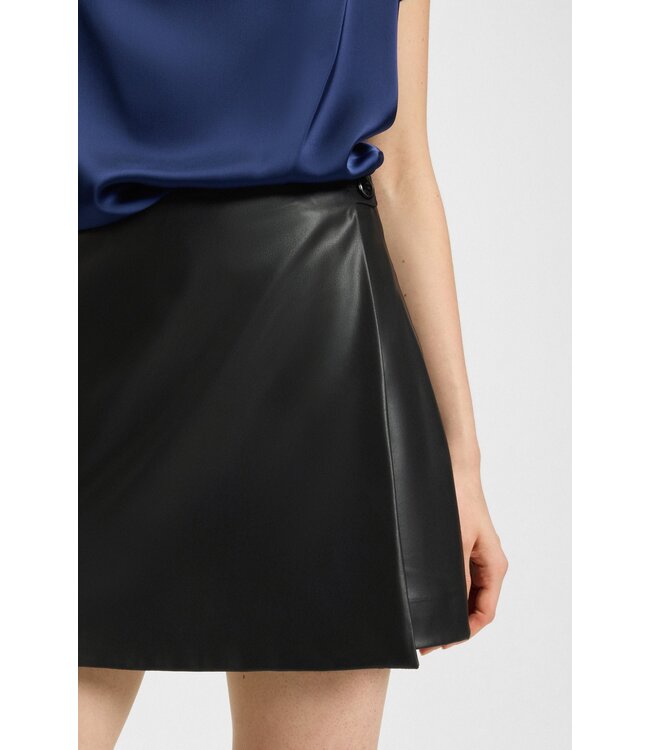 BOSS Mini-jupe-short à devant enveloppant en simili cuir