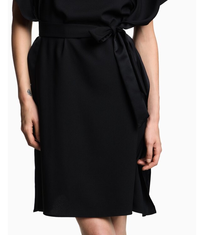 EMPORIO ARMANI Robe en Satin Crêpe avec Ceinture