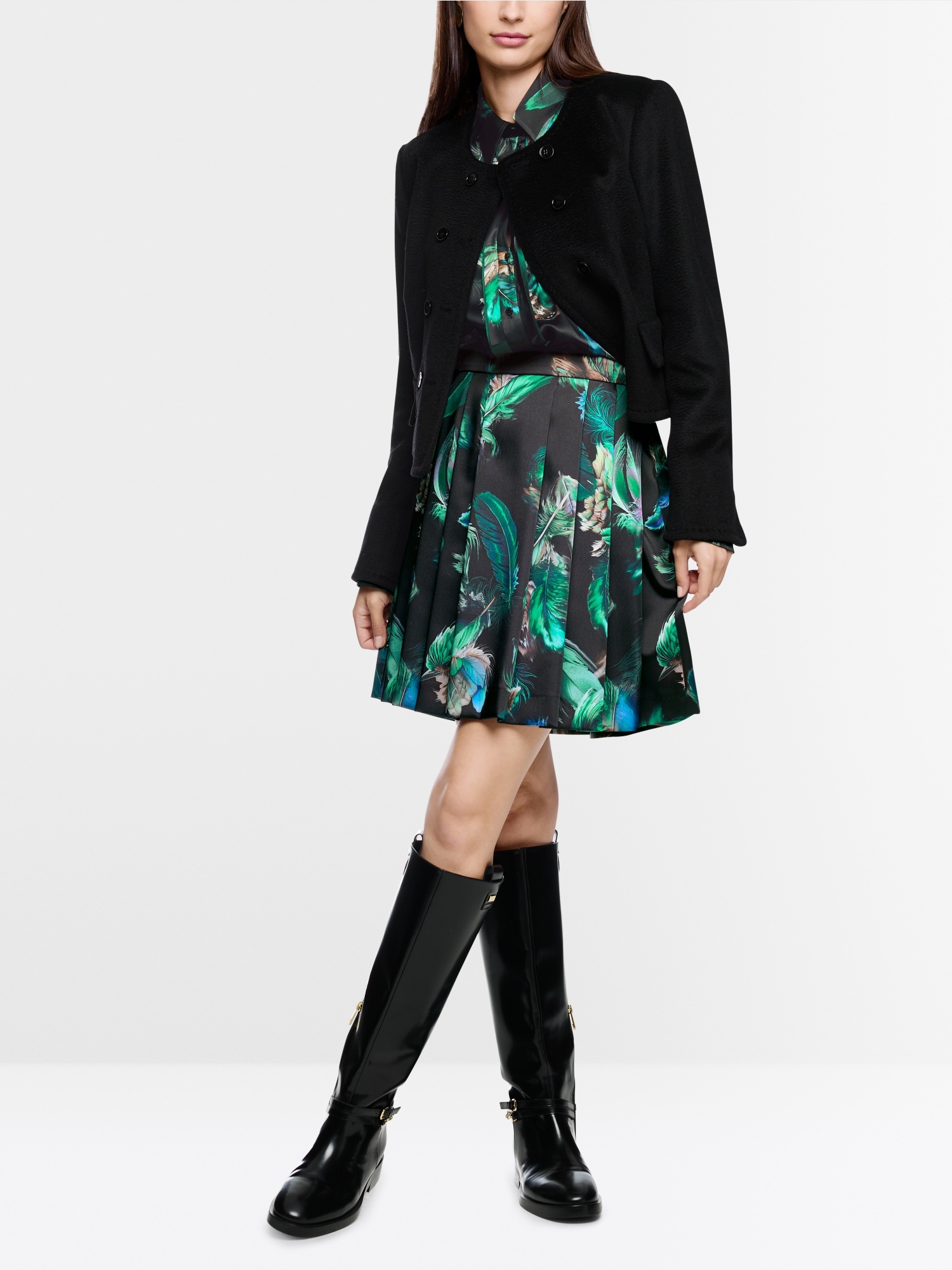 Short pleated skirt with feather print