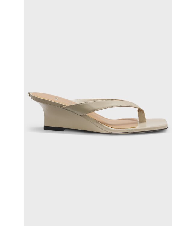 BOSS Sandales entre-doigts en cuir à talon compensé