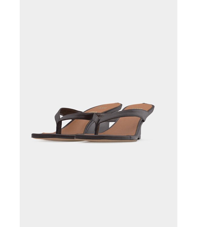 BOSS Sandales entre-doigts en cuir à talon compensé