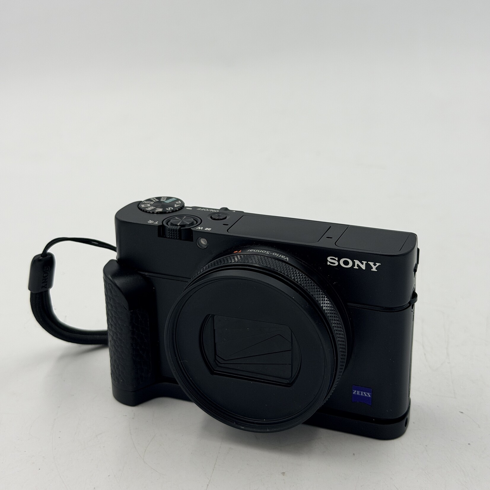 USED Sony RX100vii w/ 2 batteries, filter adapter, grip