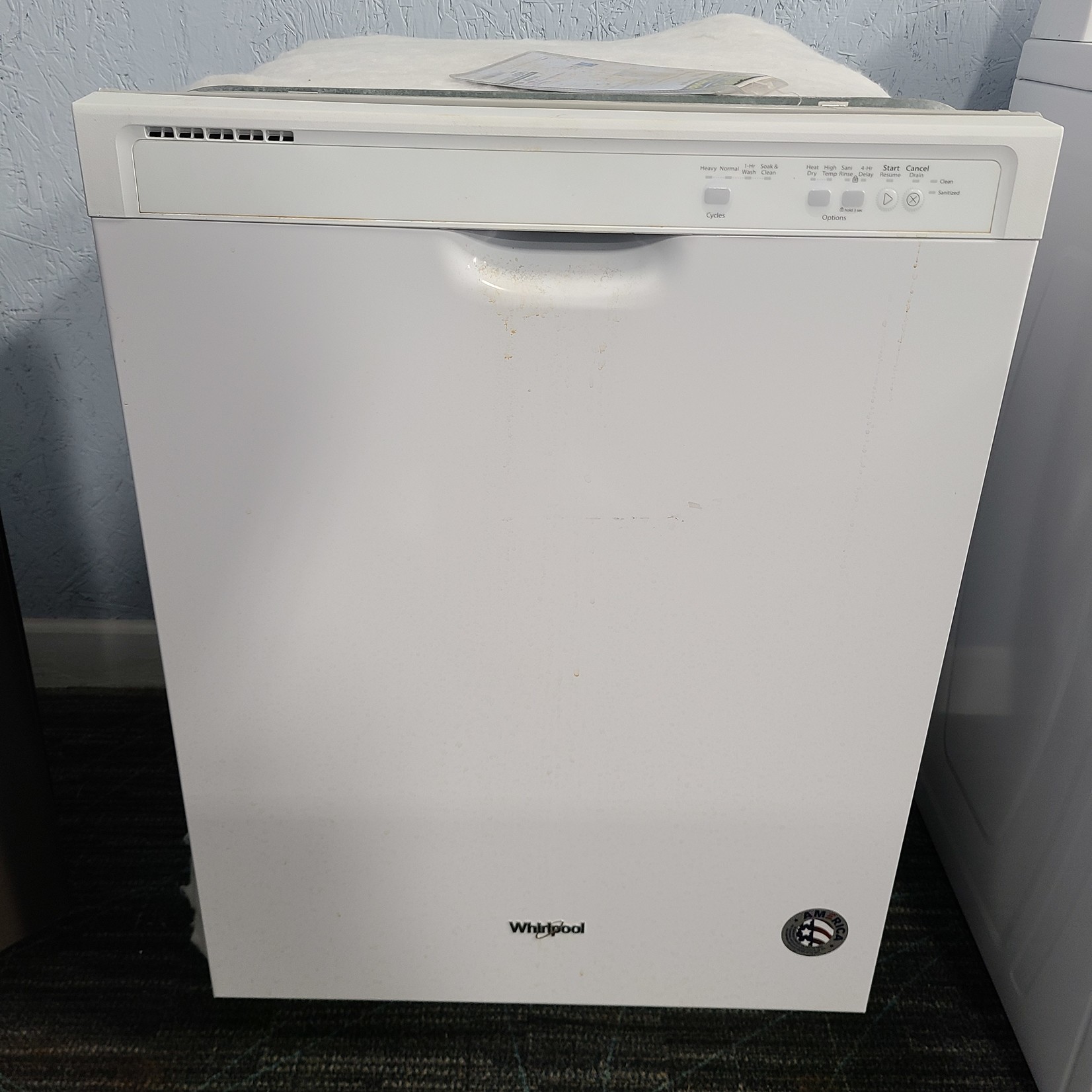 Whirlpool Front Control 24in BuiltIn Dishwasher (White)