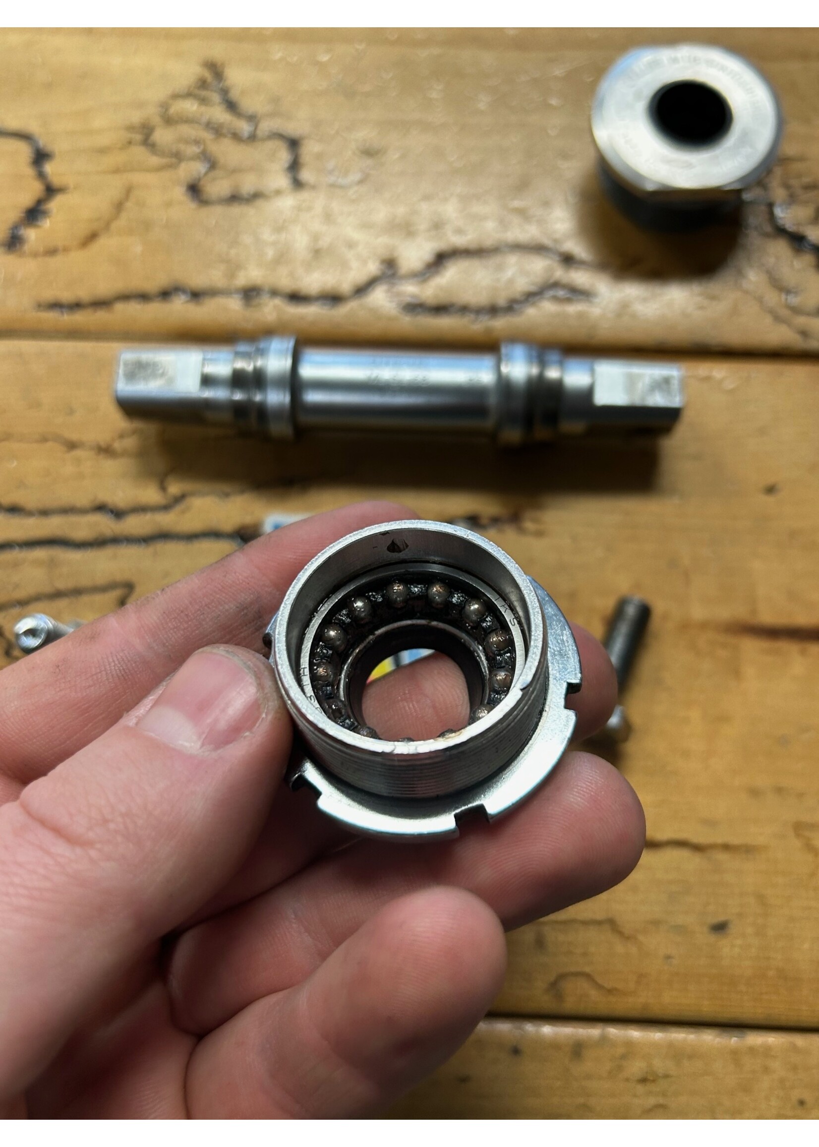 Suntour Suntour Grease Guard 68x115 Square Taper Bottom Bracket