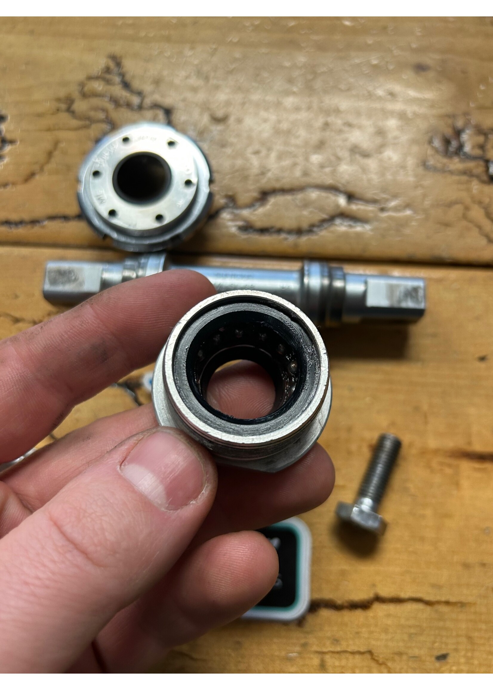 Suntour Suntour Grease Guard 68x115 Square Taper Bottom Bracket