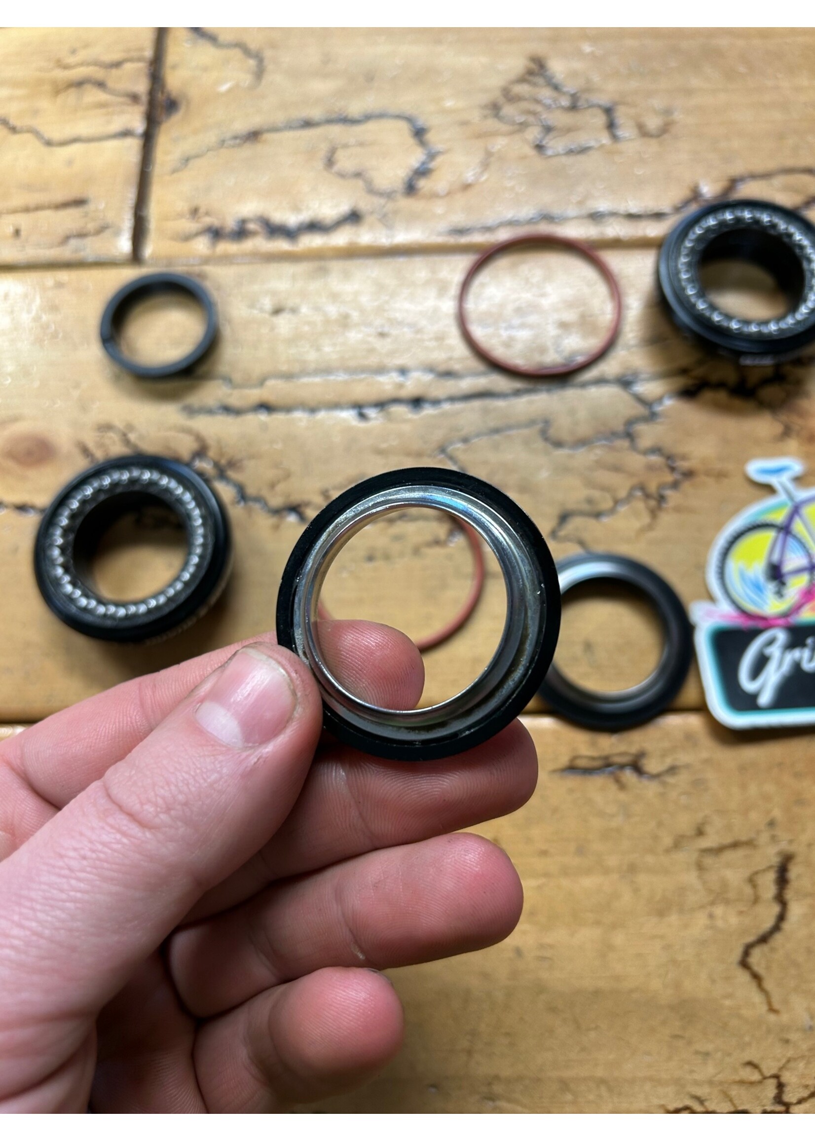 WTB WTB Momentum Grease Guard Black 1 1/8 Threadless Headset