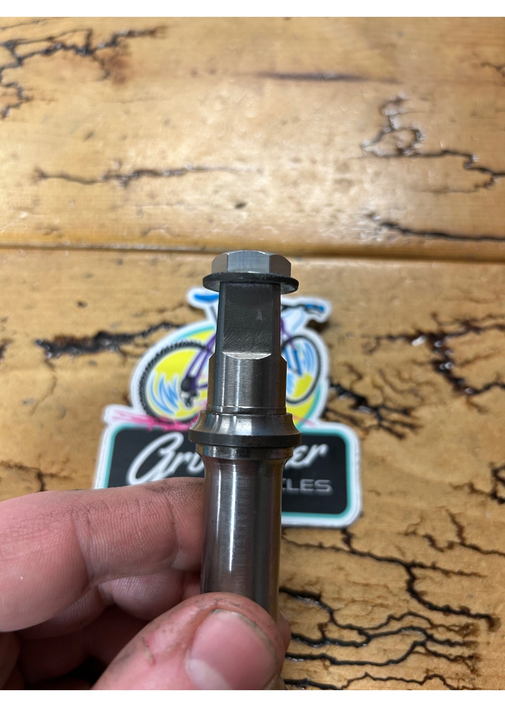 Sugino Sugino 113mm MW-68 Titan Titanium Square Taper Bottom Bracket Spindle With Bolts