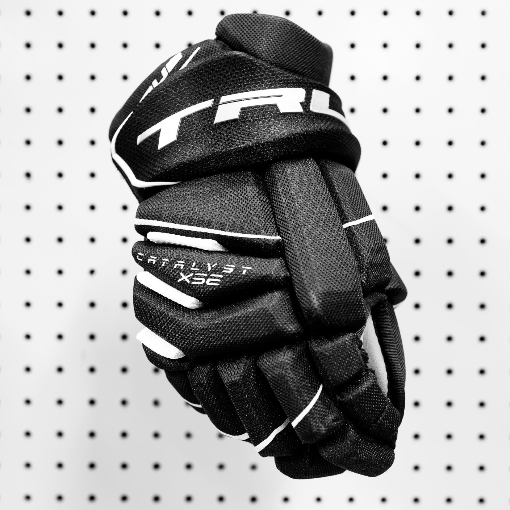 True Hockey True Catalyst XSE Tapered Senior Glove