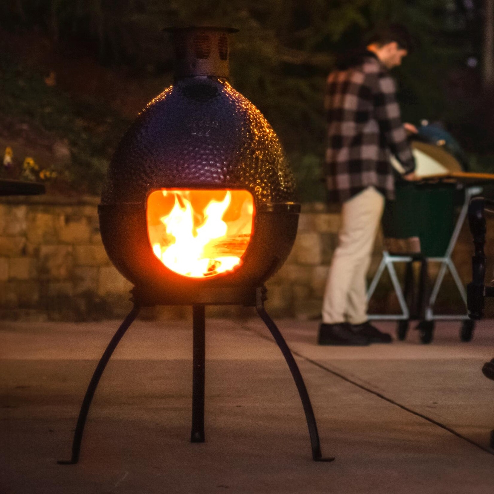 Big Green Egg BGE 50th Anniversary Chiminia with Lava Rocks and Stand
