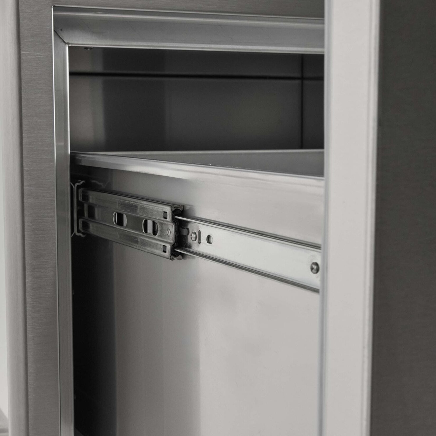 Coyote Coyote Pull Out Ice Chest 26"